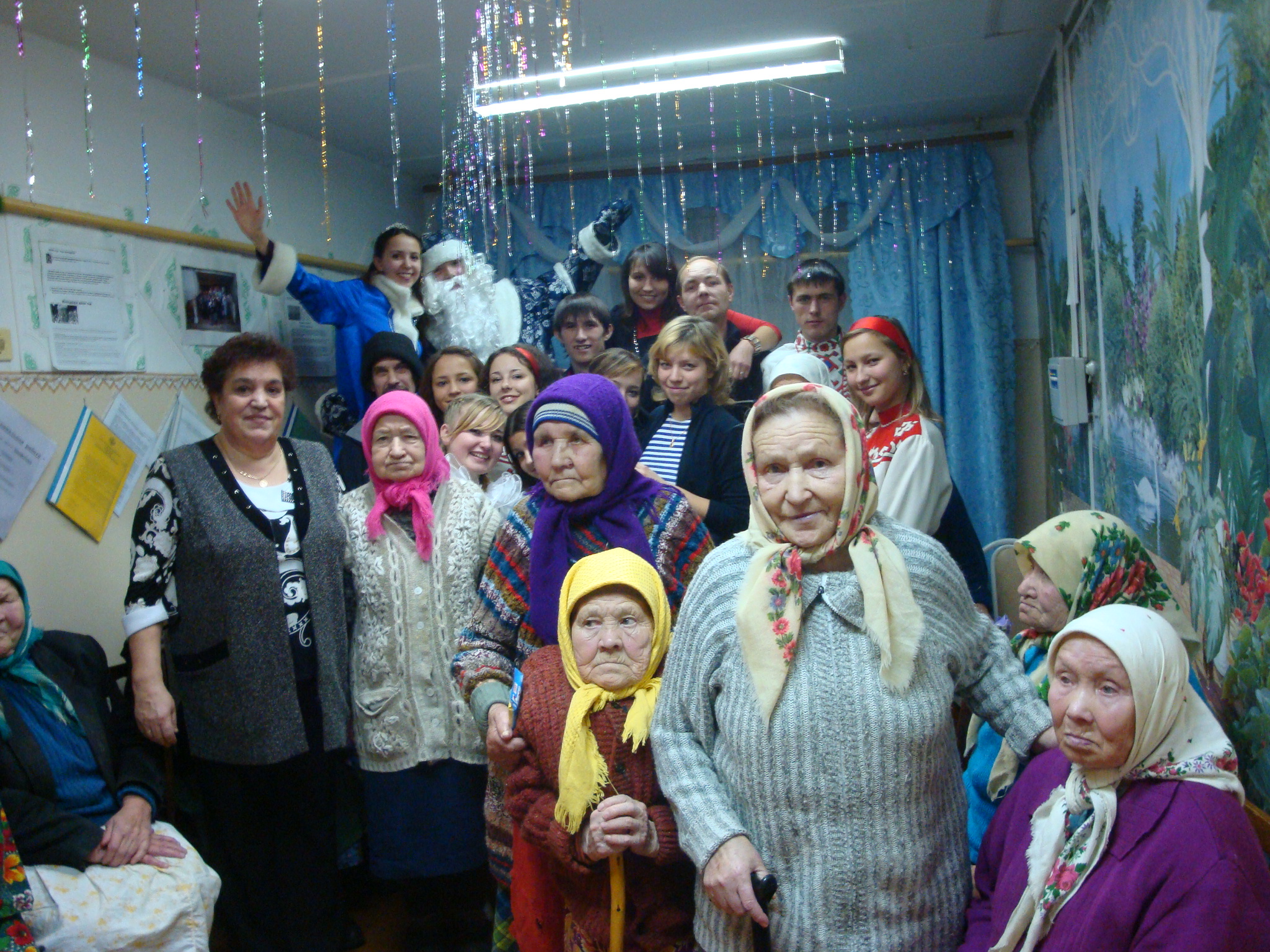Ветераны дома престарелых приняли в гостях Деда Мороза и Снегурочку